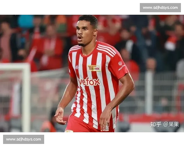 科隆防线遭重创！许伯斯战多特膝伤缺阵半年